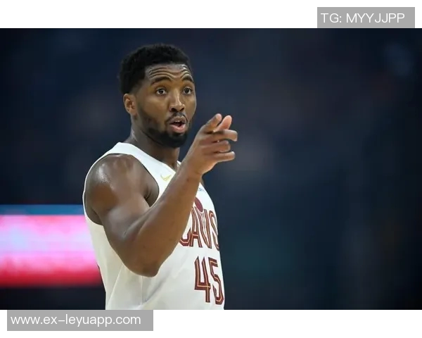 多诺万米切尔半场表现低迷9投仅3中三分球命中率不佳仅得9分4助