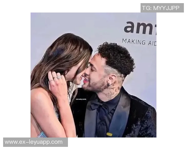 内马尔与女友布鲁娜携手庆祝圣诞节温馨合照中抱着两个可爱女儿