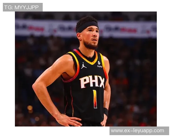 布克首节狂砍20分展现主动进攻态度防守端无所畏惧勇往直前